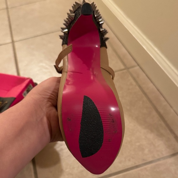 Stylish Tan Spiked Heels - Picture 2 of 6